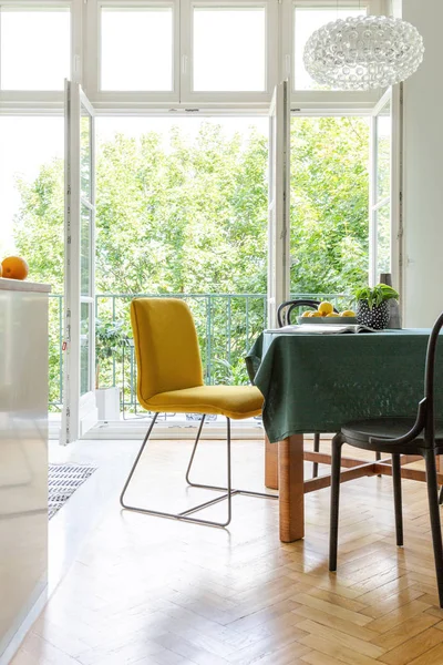 Verticale Weergave Van Eetkamer Tafel Met Stoelen Van Geel Zwart — Stockfoto