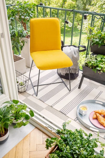 Yellow Chair Urban Jungle Balcony Elegant Flat Real Photo — Stock Photo, Image