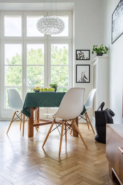 Sedie Legno Bianco Intorno Tavolo Cucina Appartamento Moderno Foto Reale — Foto Stock