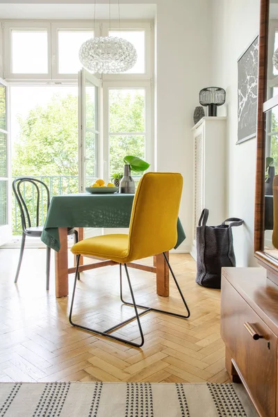 Kursi Mustard Ditempatkan Oleh Meja Makan Dengan Taplak Meja Hijau — Stok Foto