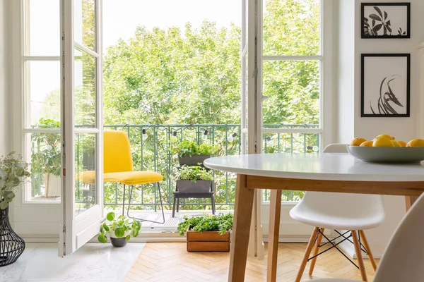 Sedia Gialla Sul Balcone Elegante Cucina Interna Con Sedia Legno — Foto Stock