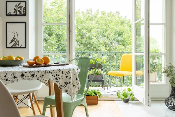 Cadeira Hortelã Cobre Colocada Mesa Com Frutas Frescas Toalha Mesa — Fotografia de Stock