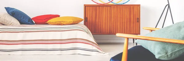 Echte Foto Van Houten Retro Kast Geplaatst Naast Bed Met — Stockfoto