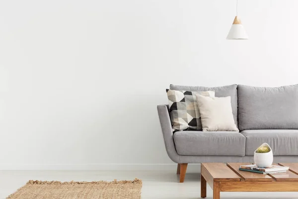 Mesa Madera Frente Sofá Gris Con Cojines Interior Plano Blanco — Foto de Stock