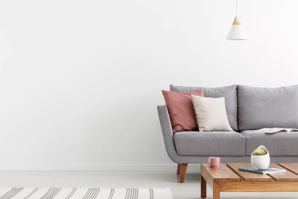 Pillows Grey Settee Wooden Table White Apartment Interior Copy Space — Stock Photo, Image