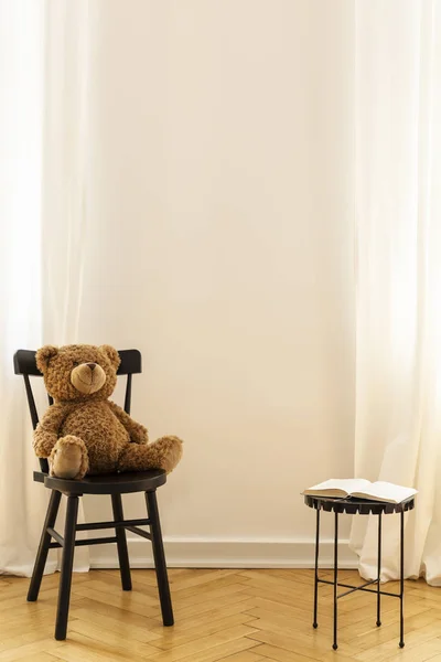 Peluche Juguete Silla Negra Junto Mesa Interior Habitación Del Niño — Foto de Stock