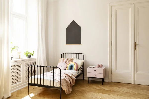 Véritable Photo Intérieur Chambre Enfant Avec Lit Simple Table Chevet — Photo