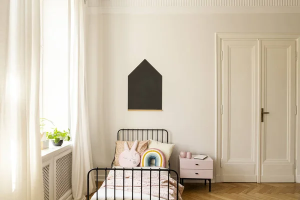 Deur Kast Naast Bed Met Kleurrijke Kussens Kid Slaapkamer Interieur — Stockfoto