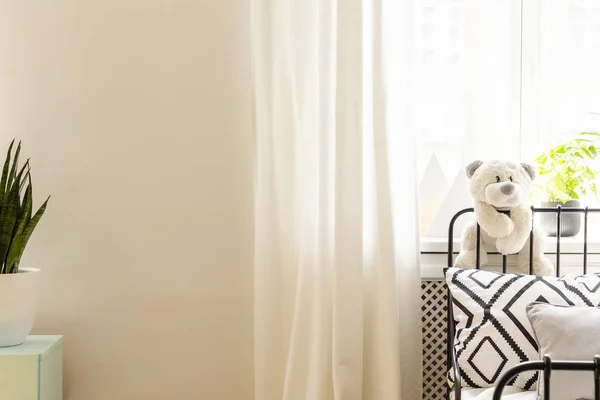 화이트 인테리어 공간에 꽃무늬 베개와 침대에 장난감 — 스톡 사진