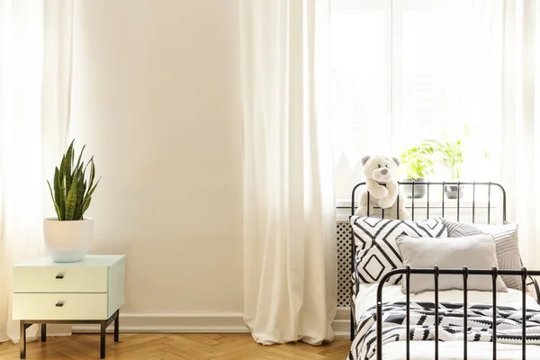 Plant Kabinet Buurt Van Bed Met Pluche Speelgoed Witte Kind — Stockfoto