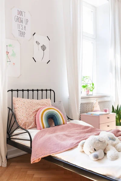 ピンクのベッド エレガントなアパートのスタイリッシュなベッドルームで小さな子供たちのベッドの上のテディベア — ストック写真