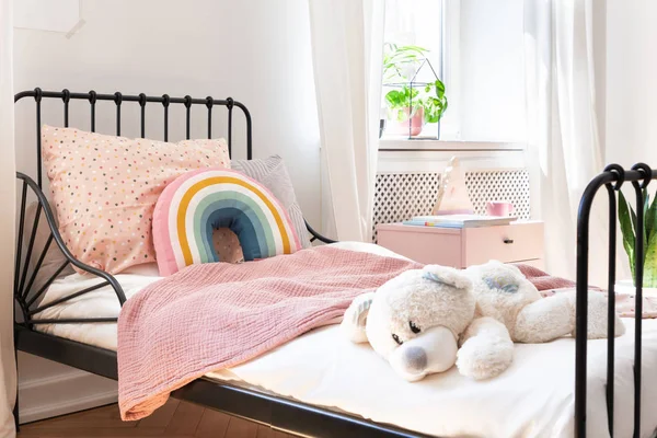 Pluche Speelgoed Regenboog Kussen Roze Deken Kid Bed Wit Slaapkamer — Stockfoto