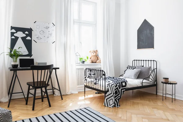 Bed Zwarte Stoel Bureau Kid Kamer Interieur Met Posters Pluche — Stockfoto