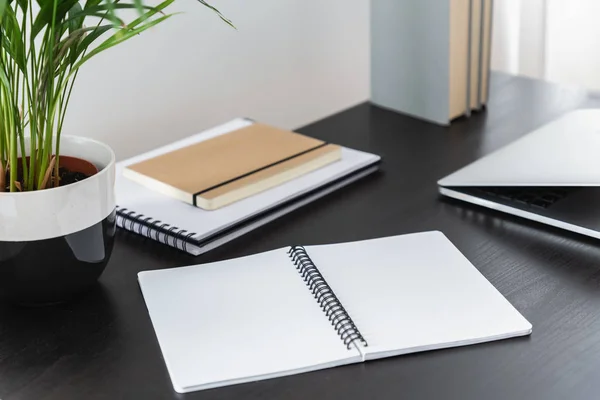 Notebook Laptop Zwarte Bureau Minimale Kantoor Aan Huis Interieur Met — Stockfoto