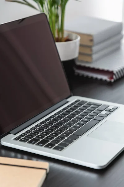 Modern Ofis Masanın Üstünde Laptop Closeup — Stok fotoğraf