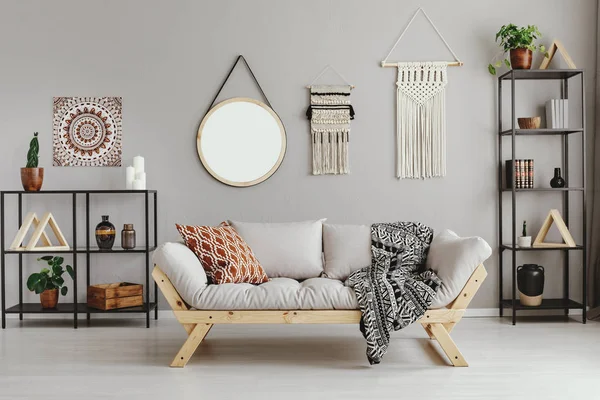 Macrame Spegel Och Etno Grafisk Beige Vägg Elegant Vardagsrum Inredning — Stockfoto