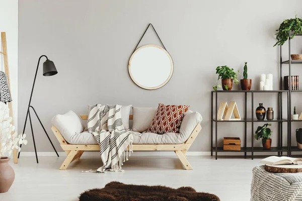 Metallregal Mit Grünen Pflanzen Töpfen Beiger Wand Stilvollen Boho Wohnzimmer — Stockfoto