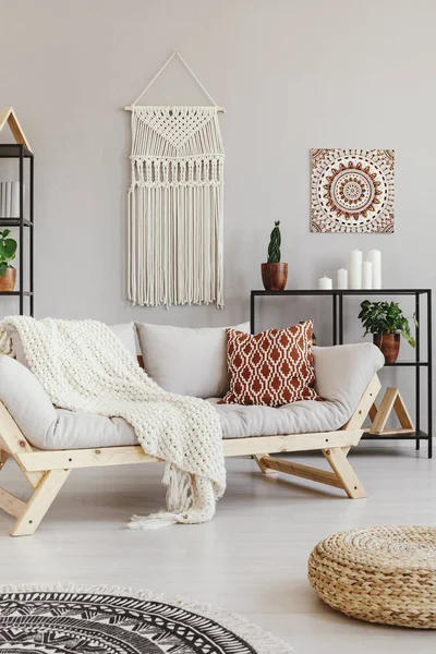 Coperta Cuscino Sul Divano Boho Soggiorno Interno Con Pouf Poster — Foto Stock