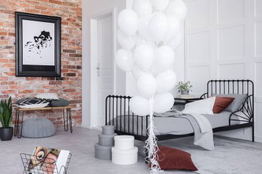 Şık yatak odası iç gri yatak ve grup beyaz balon, gerçek bir fotoğraf ile