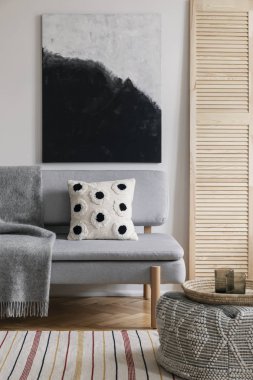 Poster desenli yastık ve battaniye doğal oturma odası iç gri kanepe yukarıda. Gerçek fotoğraf