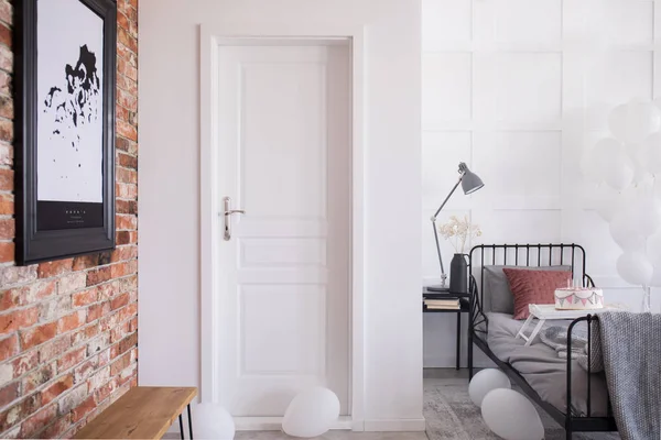 Pintu Masuk Putih Interior Kamar Tidur Bergaya Dengan Dinding Bata — Stok Foto