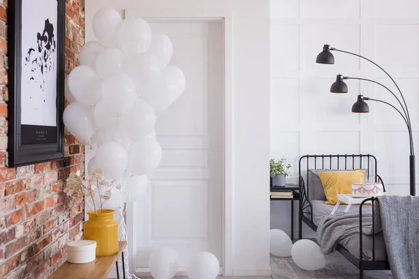 Balon Putih Dan Poster Interior Kamar Tidur Dengan Lampu Hitam — Stok Foto