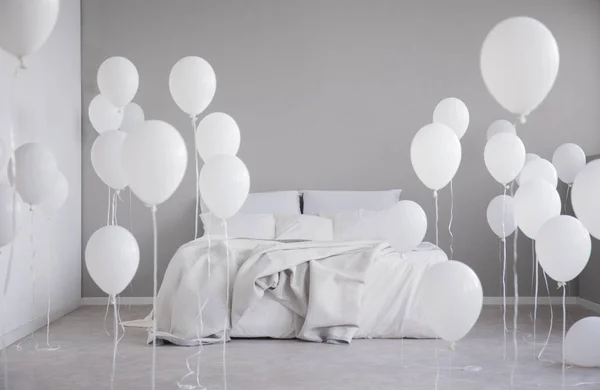 Ballons Blancs Dans Chambre Minimale Grise Intérieure Avec Couverture Coussins — Photo