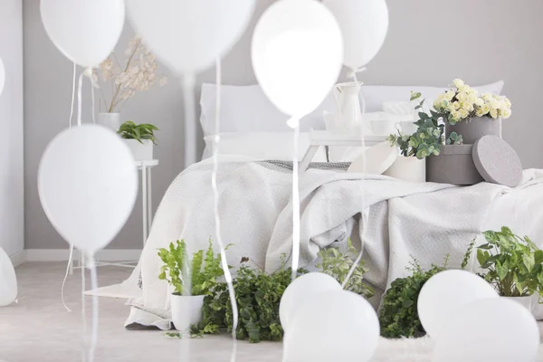 Çiçekler Yatakta Gri Yatak Odası Beyaz Balonlar Ile Battaniye Ile — Stok fotoğraf