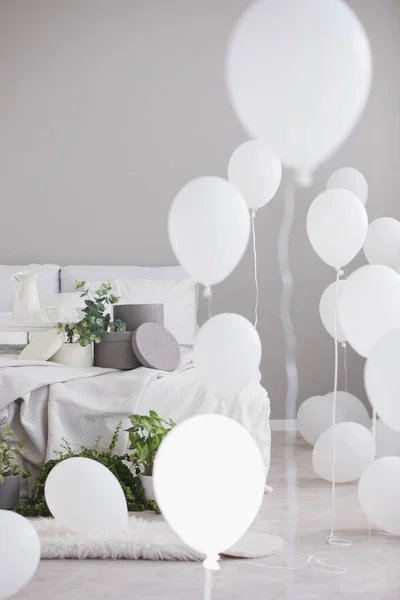 Ballons Blancs Dans Une Chambre Scandinave Grise Simple Avec Literie — Photo