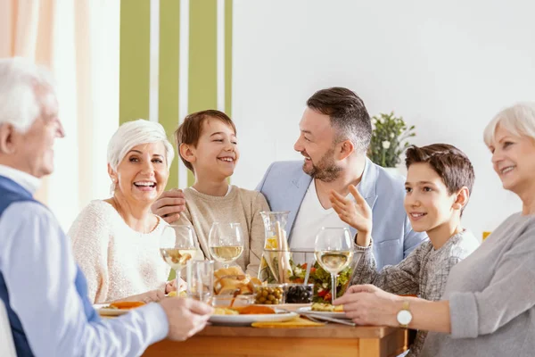 Personas Mayores Felices Cenando Con Niño Sonriente Matrimonio Encantador Durante — Foto de Stock