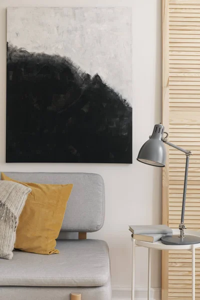 Graue Lampe Auf Dem Tisch Neben Sofa Mit Kissen Modernen — Stockfoto