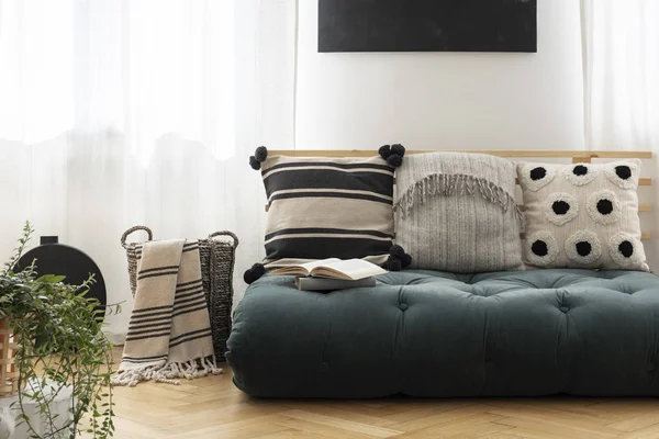 Almofadas Modeladas Futon Verde Interior Sala Estar Brilhante Com Cobertor — Fotografia de Stock