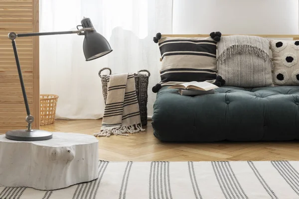 Skandinavia Futon Dengan Bermotif Bantal Interior Alami Dengan Dinding Putih — Stok Foto