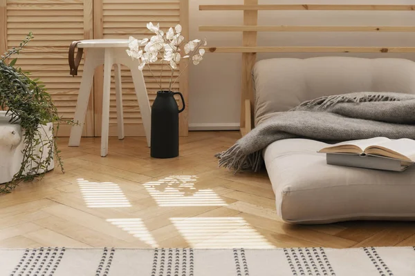 Dormitorio Hygge Con Futón Escandinavo Como Cama Junto Flores Blancas — Foto de Stock