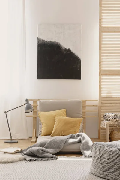 抽象绘画在白色墙壁上的日本启发的卧室设计与米色蒲然和黄色枕头 — 图库照片