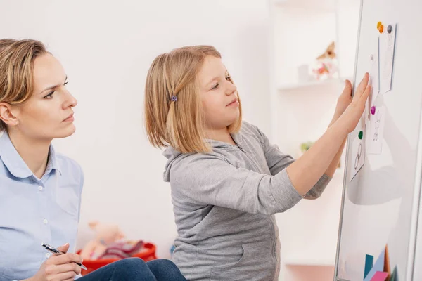 Smiling Girl Doing Exercises Meeting Concentrated Psychotherapist — Stock Photo, Image