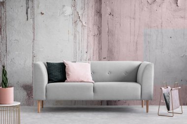 Eski püskü gri ve pembe duvar, kopya alanı ile gerçek fotoğraf ile Wabi sabi oturma odası