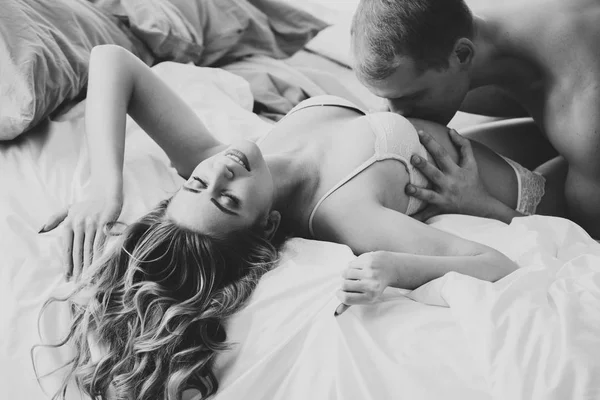 Photo Noir Blanc Couple Pendant Les Préliminaires Homme Embrasser Femme — Photo