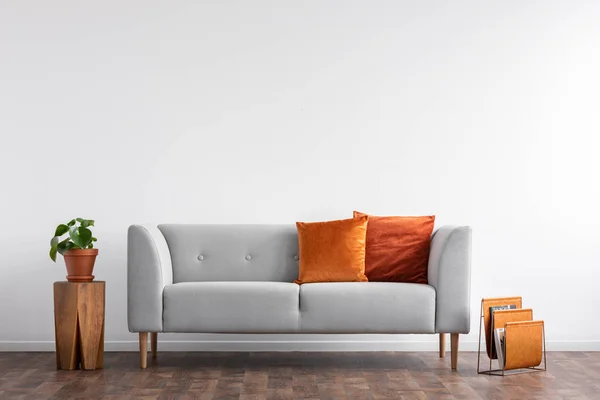 Bequeme Couch Mit Orangefarbenem Und Rotem Kissen Großzügigen Wohnzimmerinnenraum Echtes — Stockfoto
