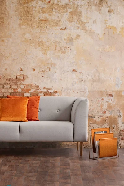 Oranžové Polštáře Šedou Pohovku Proti Cihlové Zdi Interiéru Moderního Obývacího — Stock fotografie