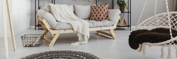 Hellgraues Holzsofa Mit Strickdecke Und Gemustertem Kissen Echtem Foto Des — Stockfoto