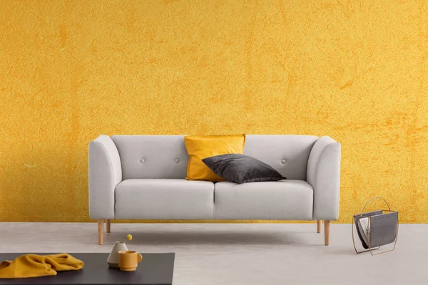 Yellow Texture Wall Elegant Living Room Stylish Couch Pillows Real — Stock Photo, Image