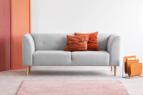 Orangefarbene Kissen Auf Grauem Sofa Grauen Wohnzimmer Mit Rosa Teppich — Stockfoto