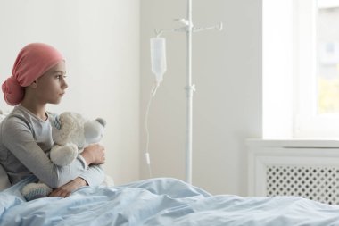 Başörtüsü giyen ve peluş oyuncak hastanede sarılma yalnız hasta kız