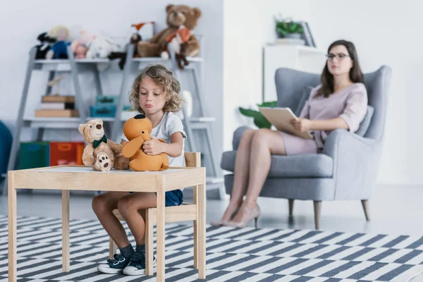 Niño Triste Con Trauma Jugando Con Juguetes Junto Una Mesa —  Fotos de Stock