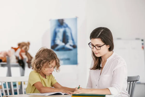 Professeur Sympathique Faisant Ses Devoirs Avec Jeune Garçon Dans Salle — Photo