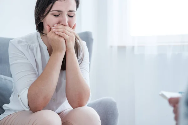 Una Giovane Donna Stressata Che Piange Copre Bocca Con Mani — Foto Stock