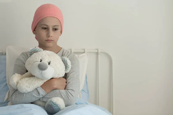 コピー スペースを持つ病院でぬいぐるみを抱いて白血病悲しい少女 — ストック写真
