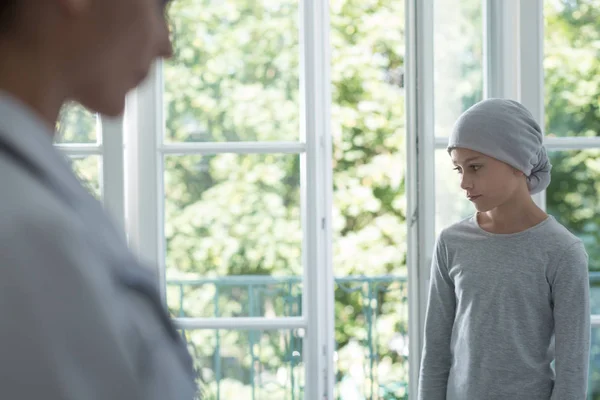 Infirmière Floue Enfant Atteint Cancer Portant Foulard Pendant Chimiothérapie Hôpital — Photo