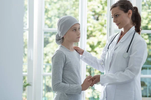 Enfermera Ayudando Niño Enfermo Con Cáncer Que Usa Pañuelo Cabeza — Foto de Stock